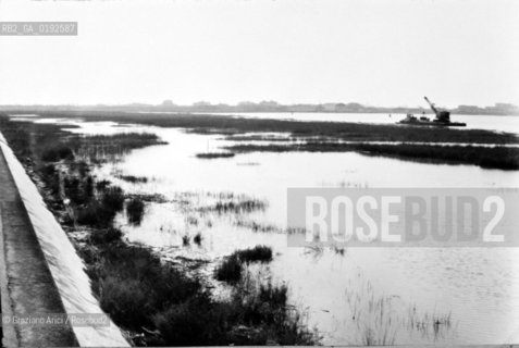 CAORLE LIDO BEACH (VENICE) - 1975 © ARCHIVIO Graziano Arici/Rosebud2  / SPIAGGIA / DRAGA