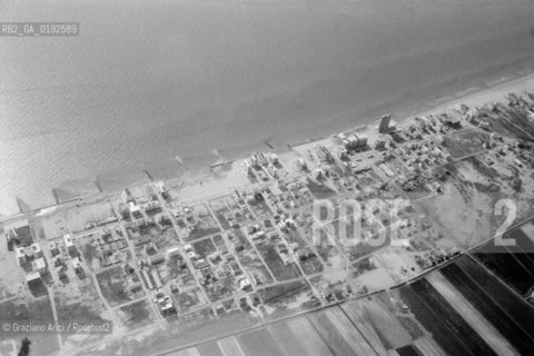 CAORLE LIDO BEACH (VENICE) - 1975 © ARCHIVIO Graziano Arici/Rosebud2  / SPIAGGIA