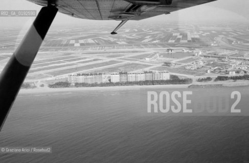 CAORLE LIDO BEACH (VENICE) - 1975 © ARCHIVIO Graziano Arici/Rosebud2  / SPIAGGIA / AEREO