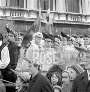 UNIVERSITY STUDENTS IN ST.MARKS SQUARE - 1962 - © ARCHIVIO Graziano Arici/Rosebud2  / SCUOLA / STUDENTE / GOLIARDI / PIAZZA SAN MARCO / CARNEVALE