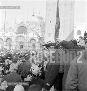 UNIVERSITY STUDENTS IN ST.MARKS SQUARE - 1962 - © ARCHIVIO Graziano Arici/Rosebud2  / SCUOLA / STUDENTE / GOLIARDI / PIAZZA SAN MARCO / CARNEVALE