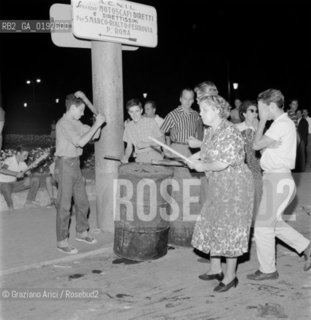 CASINO WORKERS ON STRIKE - VENICE - 1961 - © ARCHIVIO Graziano Arici/Rosebud2  / SCIOPERO DEI LAVORATORI DEL CASINO DEL LIDO DI VENEZIA