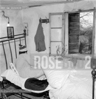 HEN-BREEDING IN MOGLIANO VENETO : PEOPLE BROODING ON EGGS ( VENICE )- 1960 - © ARCHIVIO Graziano Arici/Rosebud2  / CAMPAGNA / GALLINA / COVAOVI / UOVA