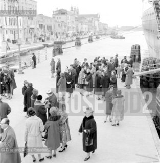 THE HARBOUR OF VENICE : PASSENGERS OF A CRUISER SHIP - 195? - © ARCHIVIO Graziano Arici/Rosebud2  / PORTO / CROCIERA / NAVE