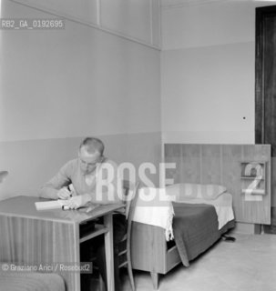 STUDENT IN HIS BEDROOM IN CA FOSCARI UNIVERSITY  - VENICE 196? - © ARCHIVIO Graziano Arici/Rosebud2  / SCUOLA / STUDENTE / UNIVERSITA