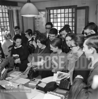 STUDENTS IN CA FOSCARI UNIVERSITY - VENICE 196? - © ARCHIVIO Graziano Arici/Rosebud2  / SCUOLA / STUDENTE / UNIVERSITA