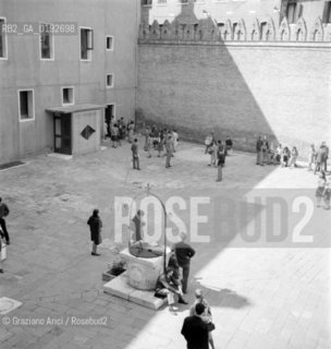 STUDENTS IN CA FOSCARI UNIVERSITY YARD - VENICE 196? - © ARCHIVIO Graziano Arici/Rosebud2  / SCUOLA / STUDENTE / UNIVERSITA