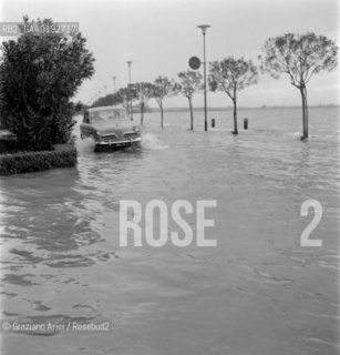 SALO : FLOOD AT THE GARDA LAKE  - 1960 - © ARCHIVIO Graziano Arici/Rosebud2  / INNONDAZIONE SUL LAGO DI GARDA