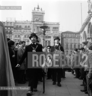 UNIVERSITY STUDENTS IN ST.MARKS SQUARE - 195? - © ARCHIVIO Graziano Arici/Rosebud2  / SCUOLA / STUDENTE / GOLIARDI / PIAZZA SAN MARCO
