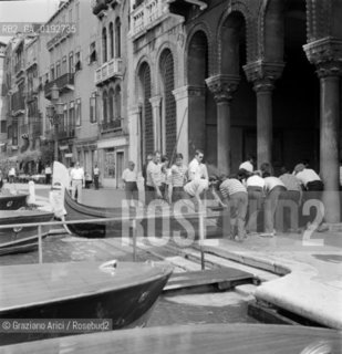 STRIKE OF GONDOLIERS  - 1969 - ©Graziano Arici/Rosebud2 / SCIOPERO DEI GONDOLIERI CONTRO IL MOTO ONDOSO / GONDOLA / MANIFESTAZIONE AL CONSIGLIO COMUNALE