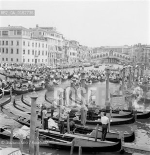 STRIKE OF GONDOLIERS  - 1969 - © ARCHIVIO Graziano Arici/Rosebud2  / SCIOPERO DEI GONDOLIERI CONTRO IL MOTO ONDOSO / GONDOLA