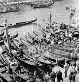 STRIKE OF GONDOLIERS  - 1969 - © ARCHIVIO Graziano Arici/Rosebud2  / SCIOPERO DEI GONDOLIERI CONTRO IL MOTO ONDOSO / GONDOLA / MANIFESTAZIONE AL CONSIGLIO COMUNALE