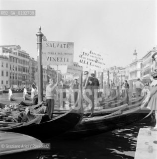 STRIKE OF GONDOLIERS  - 1969 - ©Graziano Arici/Rosebud2 / SCIOPERO DEI GONDOLIERI CONTRO IL MOTO ONDOSO / GONDOLA / MANIFESTAZIONE AL CONSIGLIO COMUNALE