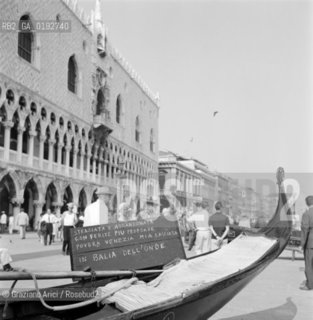 STRIKE OF GONDOLIERS  - 1969 - © ARCHIVIO Graziano Arici/Rosebud2  / SCIOPERO DEI GONDOLIERI CONTRO IL MOTO ONDOSO / GONDOLA