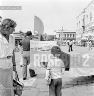 STRIKE OF GONDOLIERS  VENICE  - 1980 - © ARCHIVIO Graziano Arici/Rosebud2  / SCIOPERO DEI GONDOLIERI CONTRO IL MOTO ONDOSO / GONDOLA