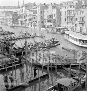 STRIKE OF GONDOLIERS  VENICE - 1969 - © ARCHIVIO Graziano Arici/Rosebud2  / SCIOPERO DEI GONDOLIERI CONTRO IL MOTO ONDOSO / GONDOLA