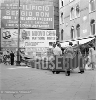 STRIKE OF GONDOLIERS  VENICE - 1969 - © ARCHIVIO Graziano Arici/Rosebud2  / SCIOPERO DEI GONDOLIERI CONTRO IL MOTO ONDOSO / GONDOLA / BANCA / CASSA DI RISPARMIO