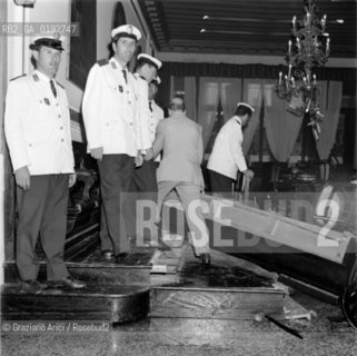 STRIKE OF GONDOLIERS  - 1969 - © ARCHIVIO Graziano Arici/Rosebud2  / SCIOPERO DEI GONDOLIERI CONTRO IL MOTO ONDOSO / GONDOLA / MANIFESTAZIONE AL CONSIGLIO COMUNALE