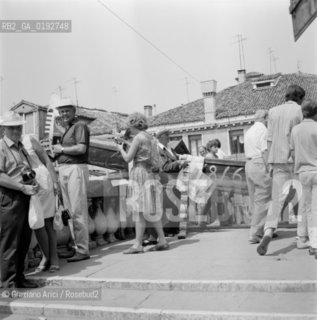 STRIKE OF GONDOLIERS  - 1969 - © ARCHIVIO Graziano Arici/Rosebud2  / SCIOPERO DEI GONDOLIERI CONTRO IL MOTO ONDOSO / GONDOLA