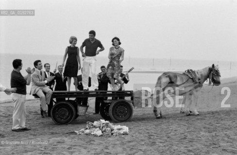 JESOLO LIDO BEACH (VENICE) - 196?© ARCHIVIO Graziano Arici/Rosebud2  / SPIAGGIA / BALLO