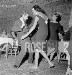 JESOLO LIDO BEACH (VENICE) - 196?© ARCHIVIO Graziano Arici/Rosebud2  / SPIAGGIA / BALLO