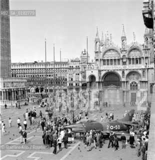 JET-PLANE IN ST.MARKS SQUARE- 1961 © ARCHIVIO Graziano Arici/Rosebud2  / AEREO / PIAZZA SAN MARCO