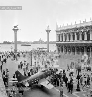JET-PLANE IN ST.MARKS SQUARE- 1961 © ARCHIVIO Graziano Arici/Rosebud2  / AEREO / PIAZZA SAN MARCO