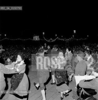 THE FESTA DELLE LUCI IN LIDO (VENICE) - 1958 © ARCHIVIO Graziano Arici/Rosebud2  / FESTA / BALLO