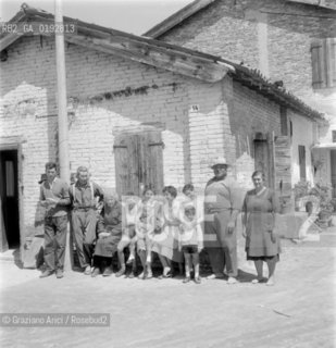 PIECES OF ANCIENT STONES USED IN A LITTLE COUNTRY VILLAGE MALCONTENTA (VENICE) - 1961© ARCHIVIO Graziano Arici/Rosebud2  / ARCHEOLOGIA / CAMPAGNA