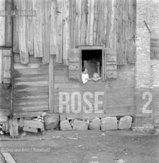PIECES OF ANCIENT STONES USED IN A LITTLE COUNTRY VILLAGE MALCONTENTA (VENICE) - 1961© ARCHIVIO Graziano Arici/Rosebud2  / ARCHEOLOGIA / CAMPAGNA