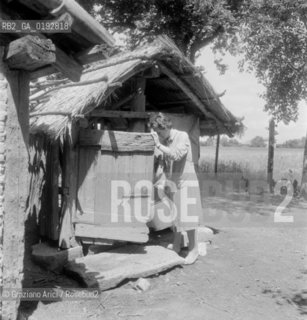 PIECES OF ANCIENT STONES USED IN A LITTLE COUNTRY VILLAGE MALCONTENTA (VENICE) - 1961© ARCHIVIO Graziano Arici/Rosebud2  / ARCHEOLOGIA / CAMPAGNA
