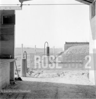 FINDING OF NATURAL GAS IN FERRARA - 195? - © ARCHIVIO Graziano Arici/Rosebud2  / METANO / CAMPAGNA