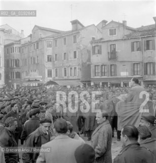 STRIKE OF THE MASONS IN VENICE - 196? - © ARCHIVIO Graziano Arici/Rosebud2  / SCIOPERO LAVORATORI DEI CANTIERI / MURATORE / COMIZIO