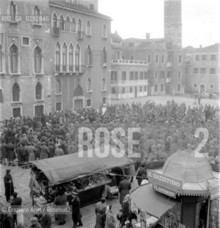 STRIKE OF THE MASONS IN VENICE - 196? - ©  ARCHIVIO Graziano Arici/Rosebud2 / SCIOPERO LAVORATORI DEI CANTIERI / MURATORE