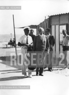 MOSTRA DEL CINEMA ANNI 30 : IL DUCE BENITO MUSSOLINI AL LIDO DI VENEZIA CON IL CONTE GIUSEPPE VOLPI DI MISURATA- 193? - © ARCHIVIO Graziano Arici/Rosebud2  / POLITICA / NOBILTA / SPIAGGIA