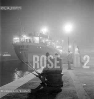 COPPIE GAY - VENEZIA - 1960 -  ARCHIVIO Graziano Arici/Rosebud2 / NAVE / COPPIA OMOSESSUALE