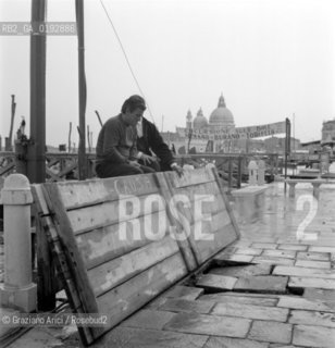 DAMAGES CAUSED BY WAVE MOTION  IN ST.MARKS SQUARE  (VENICE) - 196? © ARCHIVIO Graziano Arici/Rosebud2  / MOTO ONDOSO / DEGRADO