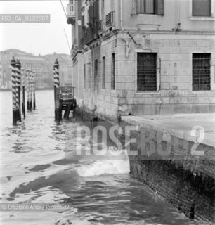 DAMAGES CAUSED BY WAVE MOTION  IN GRAND CANAL  (VENICE) - 196? © ARCHIVIO Graziano Arici/Rosebud2  / MOTO ONDOSO / DEGRADO