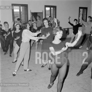 TEATRO LA FENICE ORFEO -   - 1965 - © ARCHIVIO Graziano Arici/Rosebud2  / OPERA LIRICA / BALLETTO / SALA BALLO / PROVE / BALLERINO