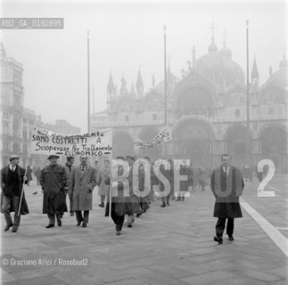 HOSPITAL WORKERS STRIKE IN VENICE - 1961 © ARCHIVIO Graziano Arici/Rosebud2  / MANIFESTAZIONE / SCIOPERO DEGLI OSPEDALIERI / PIAZZA SAN MARCO /