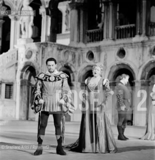 TEATRO LA FENICE:  OTELLO - THE OPERA SINGERS MARIO DEL MONACO AND MARCELLA POBBE - PALAZZO DUCALE - VENICE - 1960 - © ARCHIVIO Graziano Arici/Rosebud2  / OPERA LIRICA / CANTANTE LIRICO