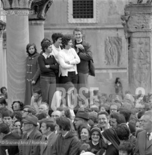 PEOPLE LOOKING AT THE CARDINAL ALBINO LUCIANI WITH THE POPE PAOLO VI IN VENICE - 1972 - © ARCHIVIO Graziano Arici/Rosebud2  / RELIGIONE / CARDINALE PATRIARCA / PAPA / PIAZZA SAN MARCO