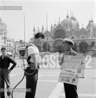 MOTOR ROLLER-SKATE - 196? - © ARCHIVIO Graziano Arici/Rosebud2  / SPORT / PATTINI A MOTORE / PIAZZA SAN MARCO / GIORNALE