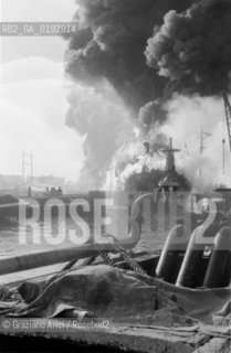 EXPLOSION OF THE OIL-TANKER ROSARIO PELLEGRINO  IN PORTO MARGHERA - 1960 - © ARCHIVIO Graziano Arici/Rosebud2  /  INDUSTRIA / NAVE