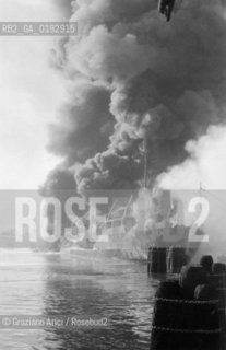 EXPLOSION OF THE OIL-TANKER ROSARIO PELLEGRINO  IN PORTO MARGHERA - 1960 - © ARCHIVIO Graziano Arici/Rosebud2  /  INDUSTRIA / NAVE
