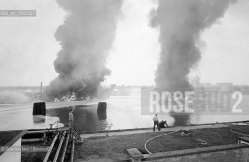EXPLOSION OF THE OIL-TANKER ROSARIO PELLEGRINO  IN PORTO MARGHERA - 1960 - © ARCHIVIO Graziano Arici/Rosebud2  /  INDUSTRIA / NAVE