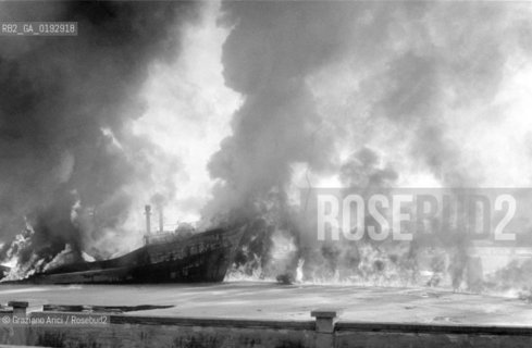 EXPLOSION OF THE OIL-TANKER ROSARIO PELLEGRINO  IN PORTO MARGHERA - 1960 - © ARCHIVIO Graziano Arici/Rosebud2  /  INDUSTRIA / NAVE