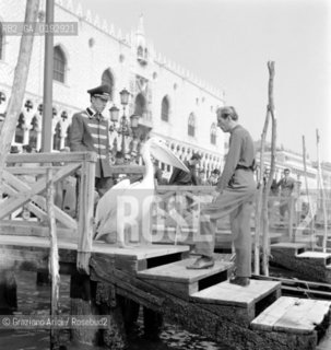 A PELICAN IN ST.MARKS SQUARE (VENICE) - 196? © ARCHIVIO Graziano Arici/Rosebud2  / PELLICANO / UCCELLO / PIAZZA S.MARCO