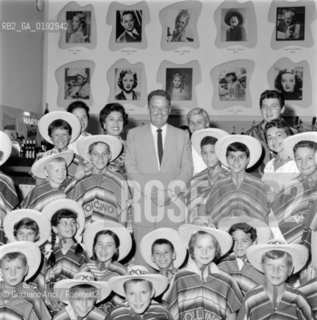 THE CHILD FILM FESTIVAL (FESTIVAL DEL CINEMA PER RAGAZZI) : THE WINNER DIRECTOR RENE CARDONA ( FILM : PULGARCITO ) - 1958 - © ARCHIVIO Graziano Arici/Rosebud2  / CINEMA / BAMBINO