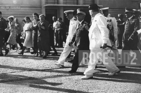 MOSTRA DEL CINEMA ANNI 30 : IL RE VITTORIO EMANUELE IN VISITA ALLA MOSTRA ACCOMPAGNATO DAL CONTE GIUSEPPE VOLPI DI MISURATA  - VENEZIA LIDO - 1930 - © ARCHIVIO Graziano Arici/Rosebud2  / NOBILTA /